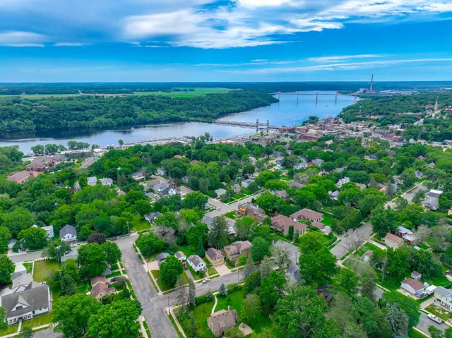 $1,795,000 | 809 5th Street North, Stillwater, MN 55082