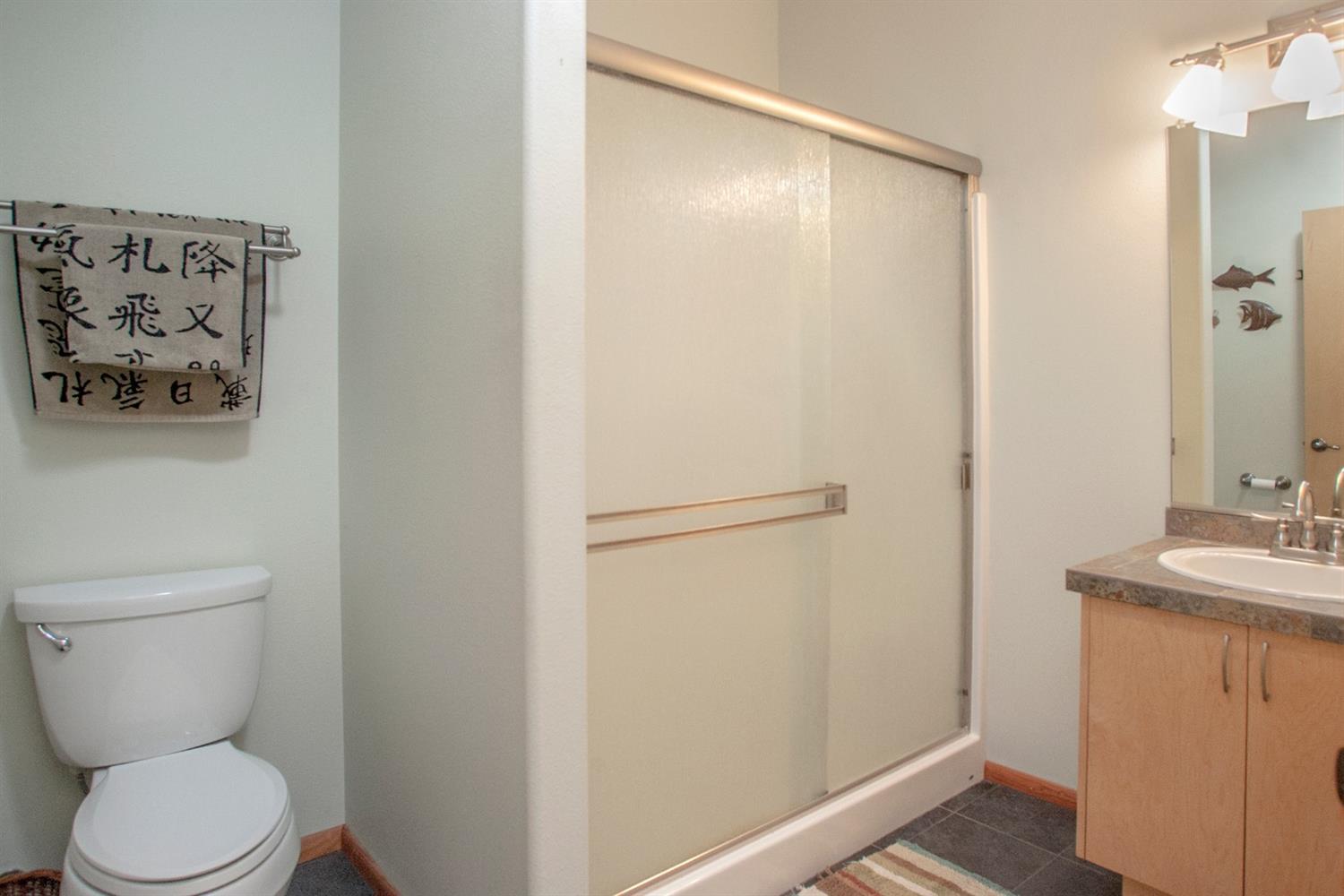 4727 Dodge Road White City, OR 97503 - Photo 19 of 25 Guest bathroom