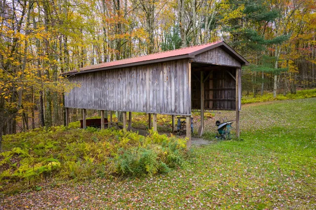 a view of a house with backyard and garden
