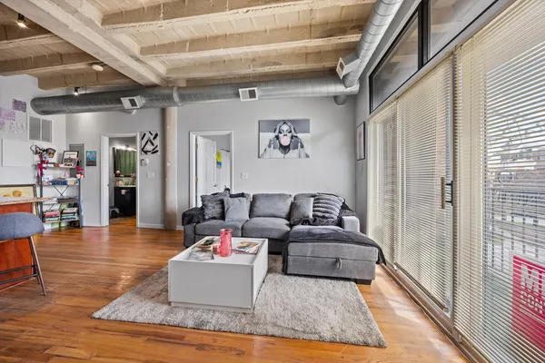 $1,950 | 809 East 40th Street, Unit 43, Chicago, IL 60653