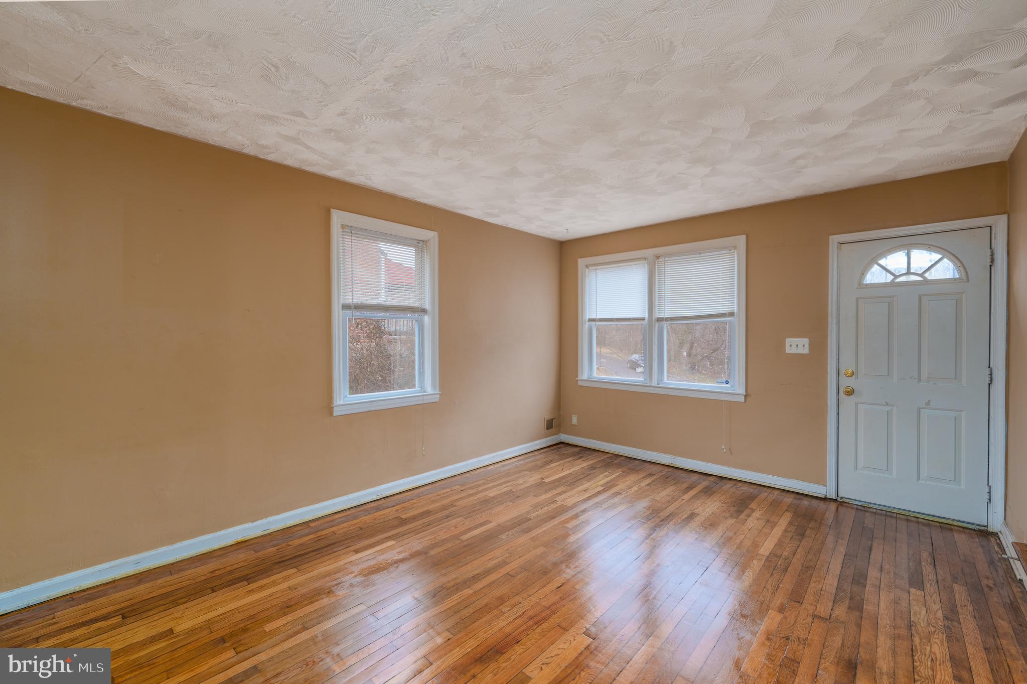 4410 Mountview Road Baltimore, MD 21229 - Photo 3 of 29 Living Room