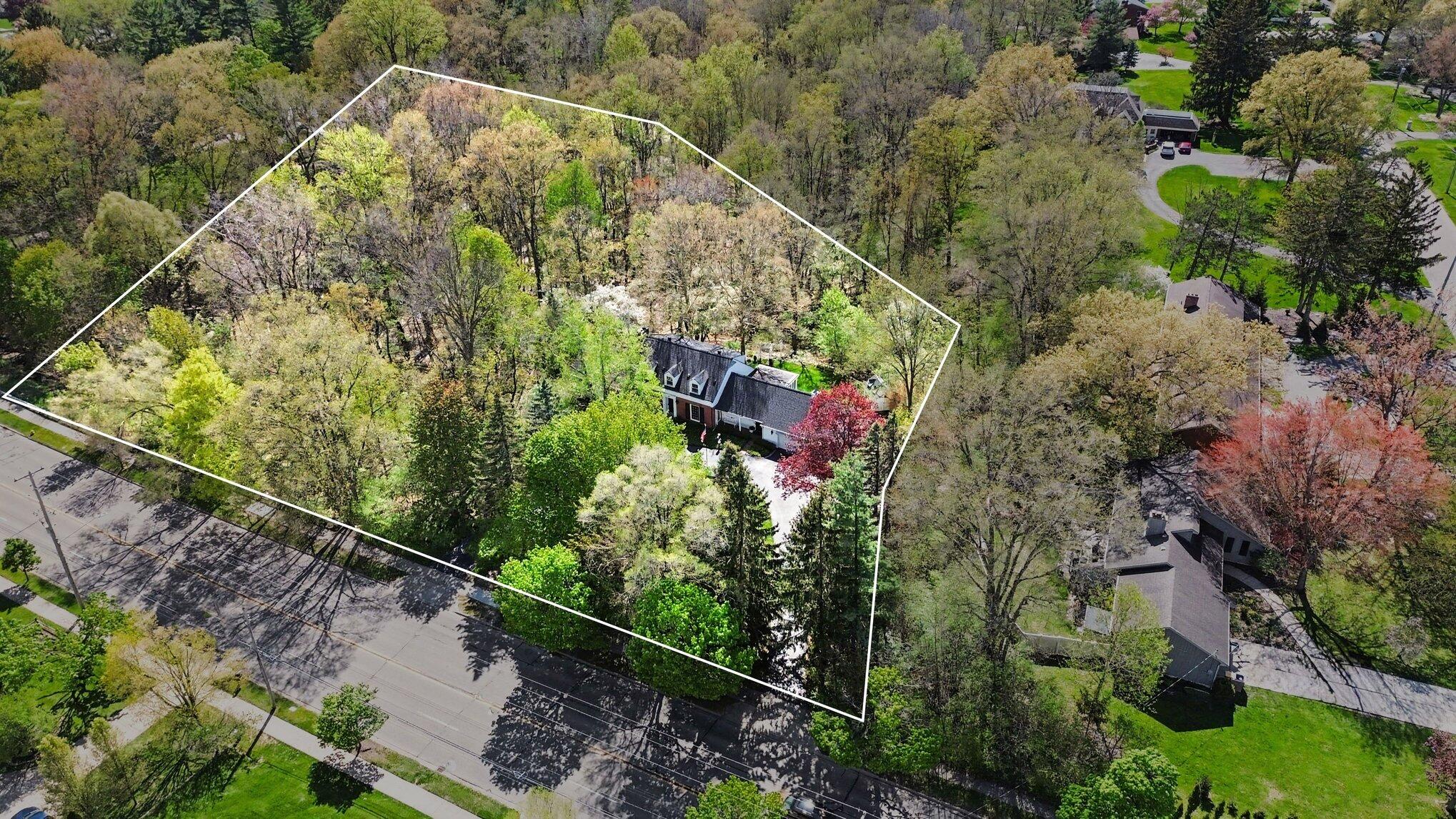 2335 Breton Road Southeast Grand Rapids, MI 49546 - Photo 3 of 44 040_file_6877