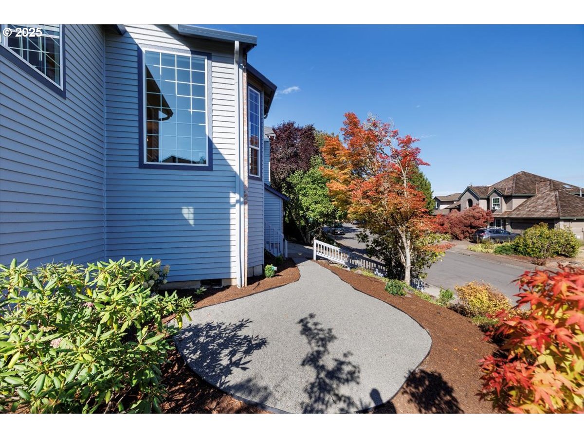 18820 Southwest Kelly View Loop Beaverton, OR 97007 - Photo 4 of 42 Gallery Image 4