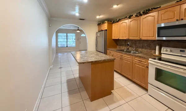 $2,500 | 4484 Southwest 49th Court, Dania Beach, FL 33314