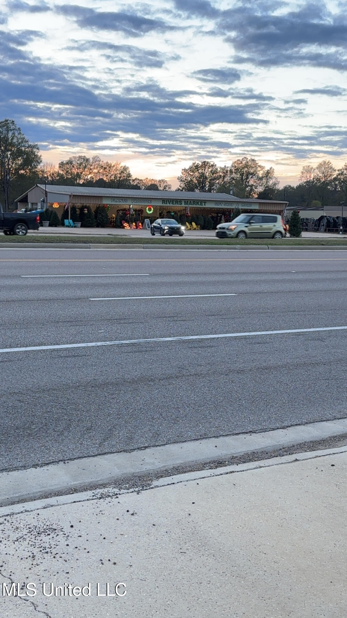 822 US 49 Richland, MS 39218 - Photo 28 of 29 RiversFlorist