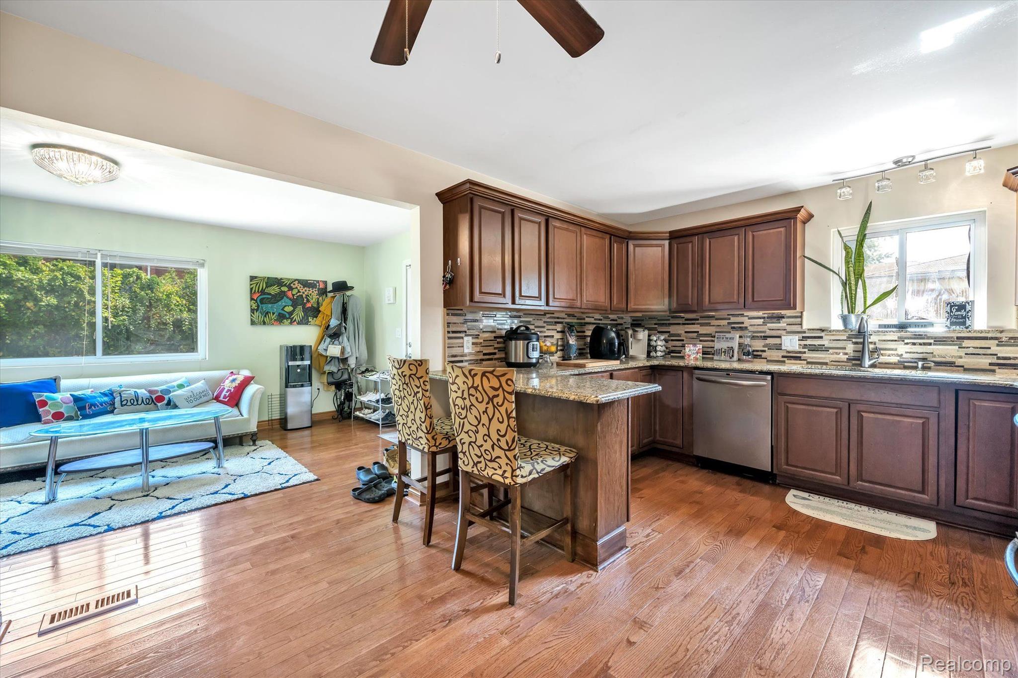27090 Jean Road Warren, MI 48093 - Photo 10 of 43 Gallery Image 10