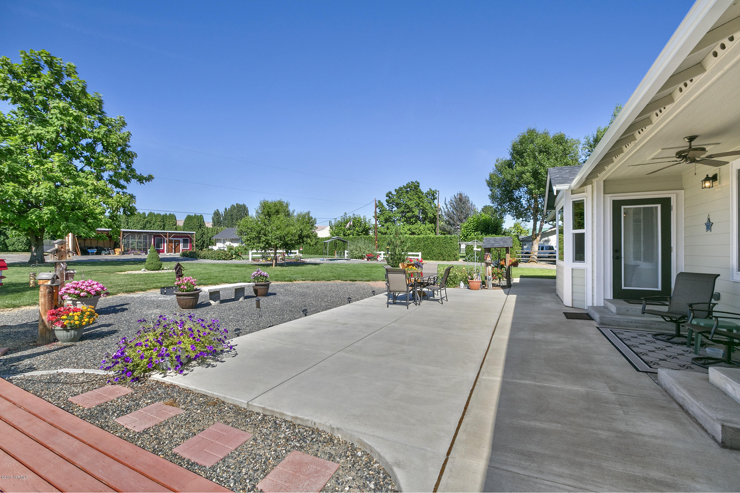 7997 Duffield Road Moxee, WA 98936 - Photo 22 of 29 a street view with a sitting space