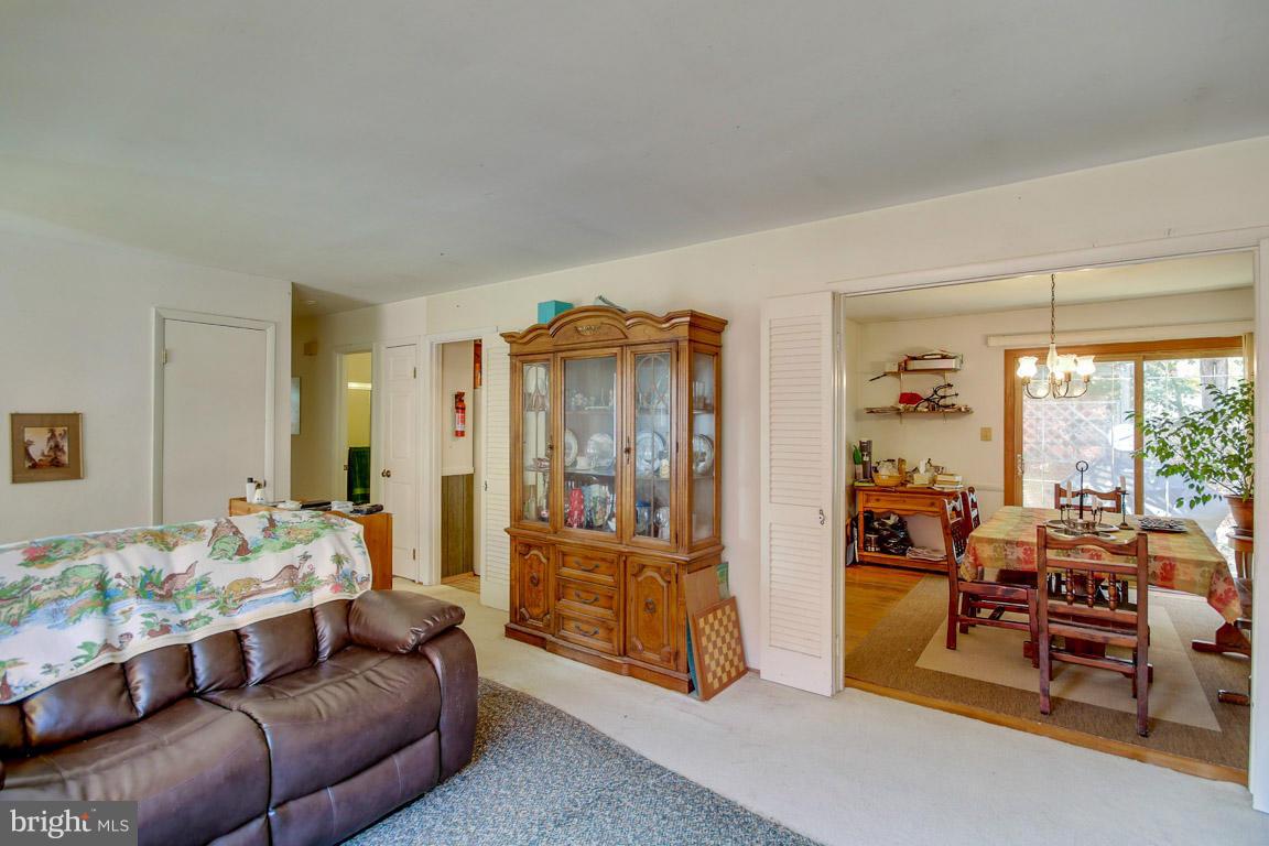 13701 Kingsman Road Woodbridge, VA 22193 - Photo 6 of 25 Living Room