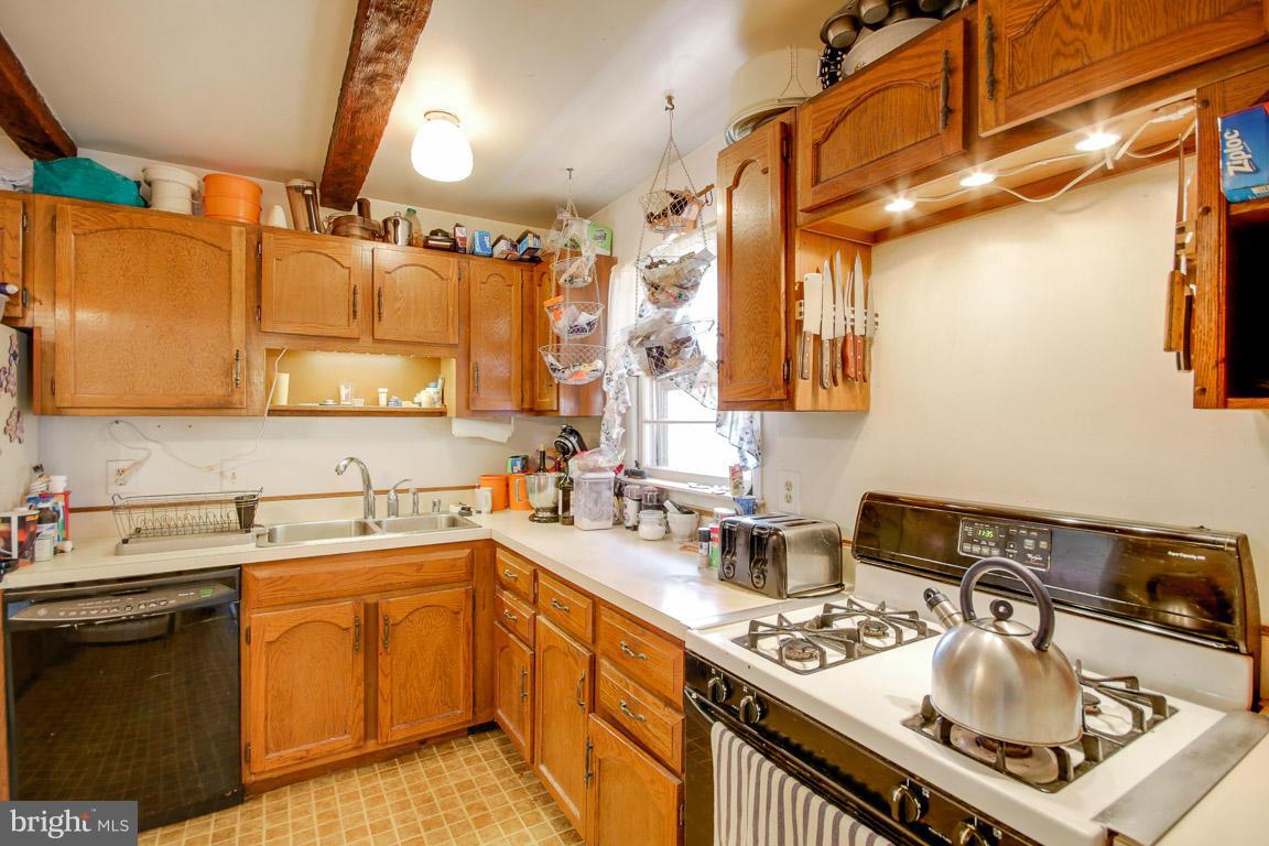 13701 Kingsman Road Woodbridge, VA 22193 - Photo 9 of 25 Kitchen