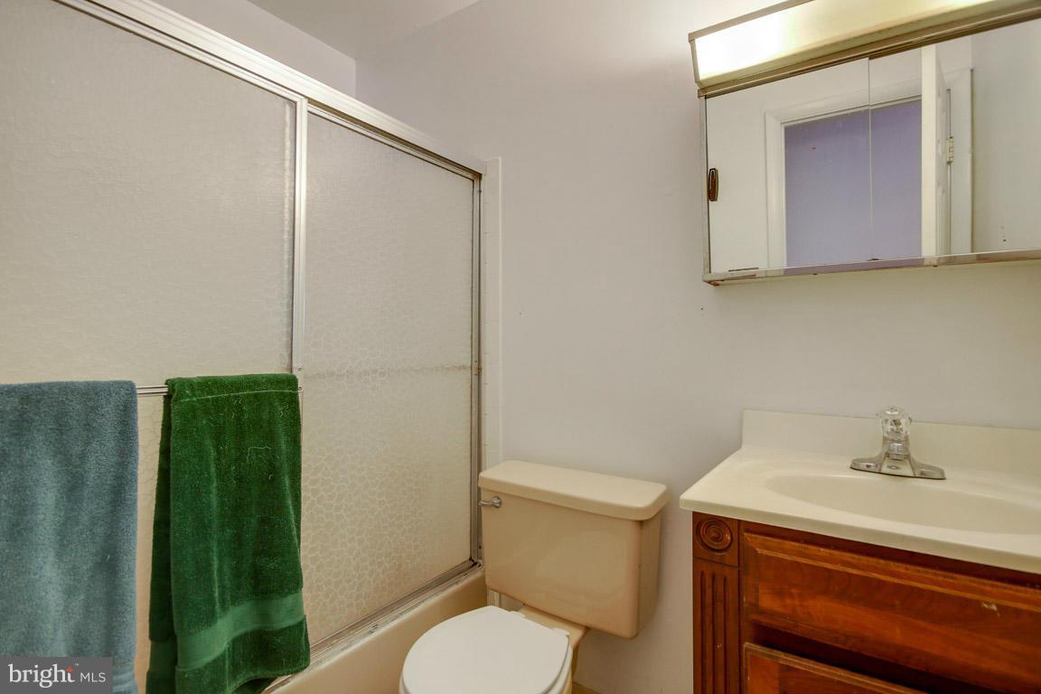 13701 Kingsman Road Woodbridge, VA 22193 - Photo 10 of 25 Bath