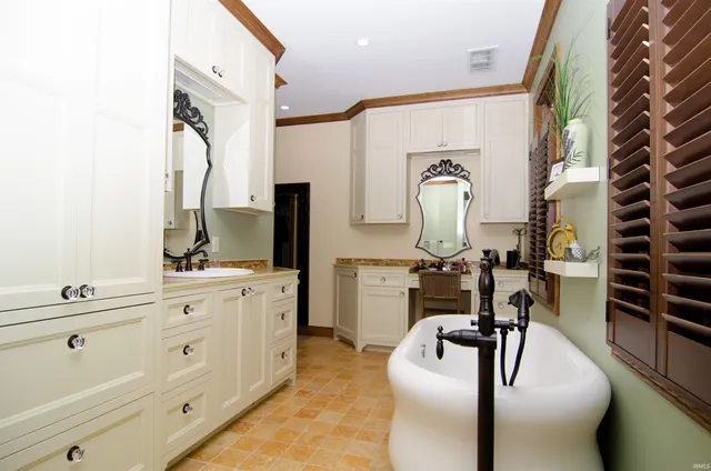 $789,900 | 113 Lakewood Drive, Vincennes, IN 47591