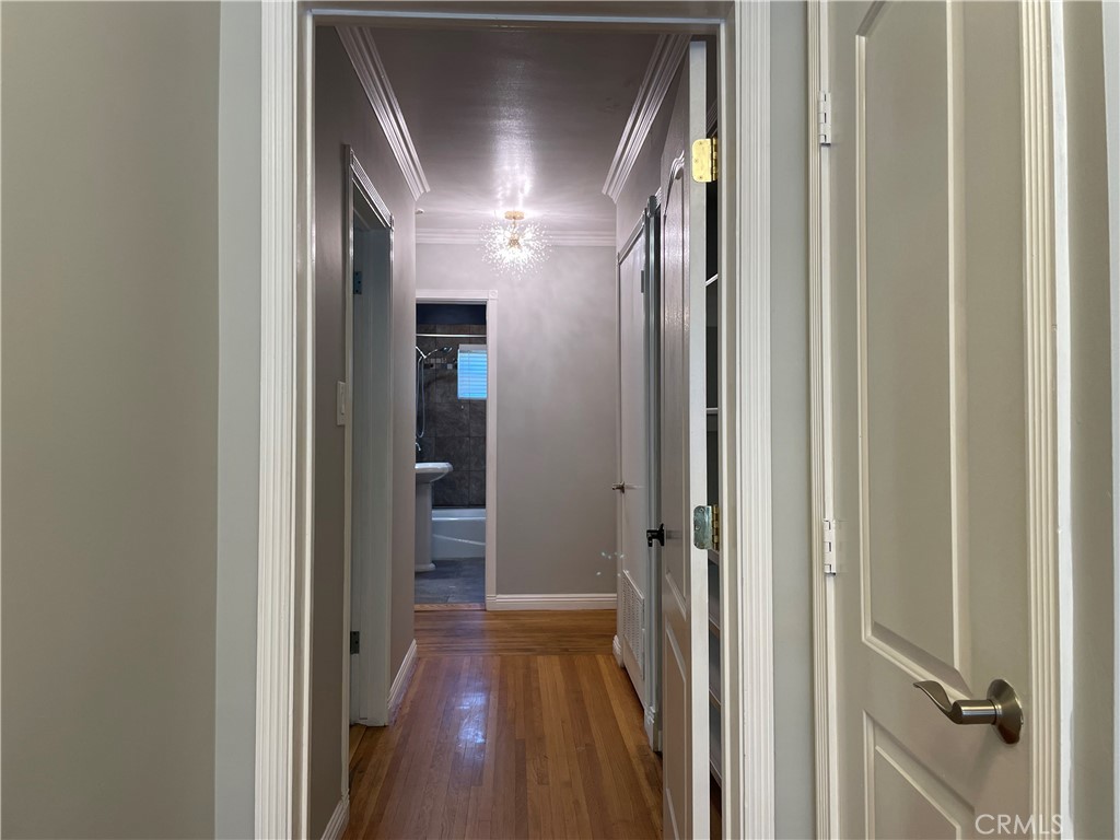 825 Delaware Road, Unit FRONT HOUS Burbank, CA 91504 - Photo 11 of 37