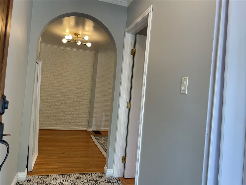 825 Delaware Road, Unit FRONT HOUS Burbank, CA 91504 - Photo 12 of 37