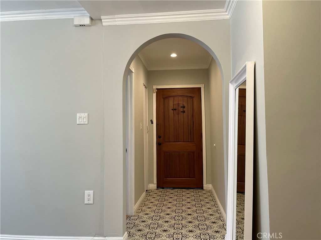 825 Delaware Road, Unit FRONT HOUS Burbank, CA 91504 - Photo 4 of 37