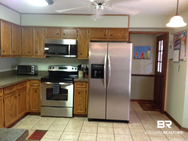 111 Woodside Drive Daphne, AL 36526 - Photo 7 of 31 All of the stainless appliances remain with the house.