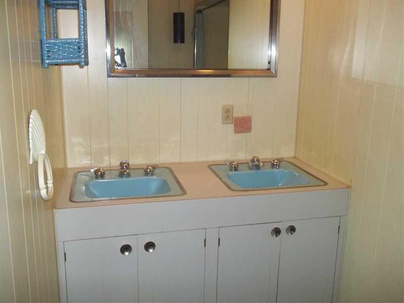 21 High Street Monessen, PA 15062 - Photo 8 of 22 Full Bath.