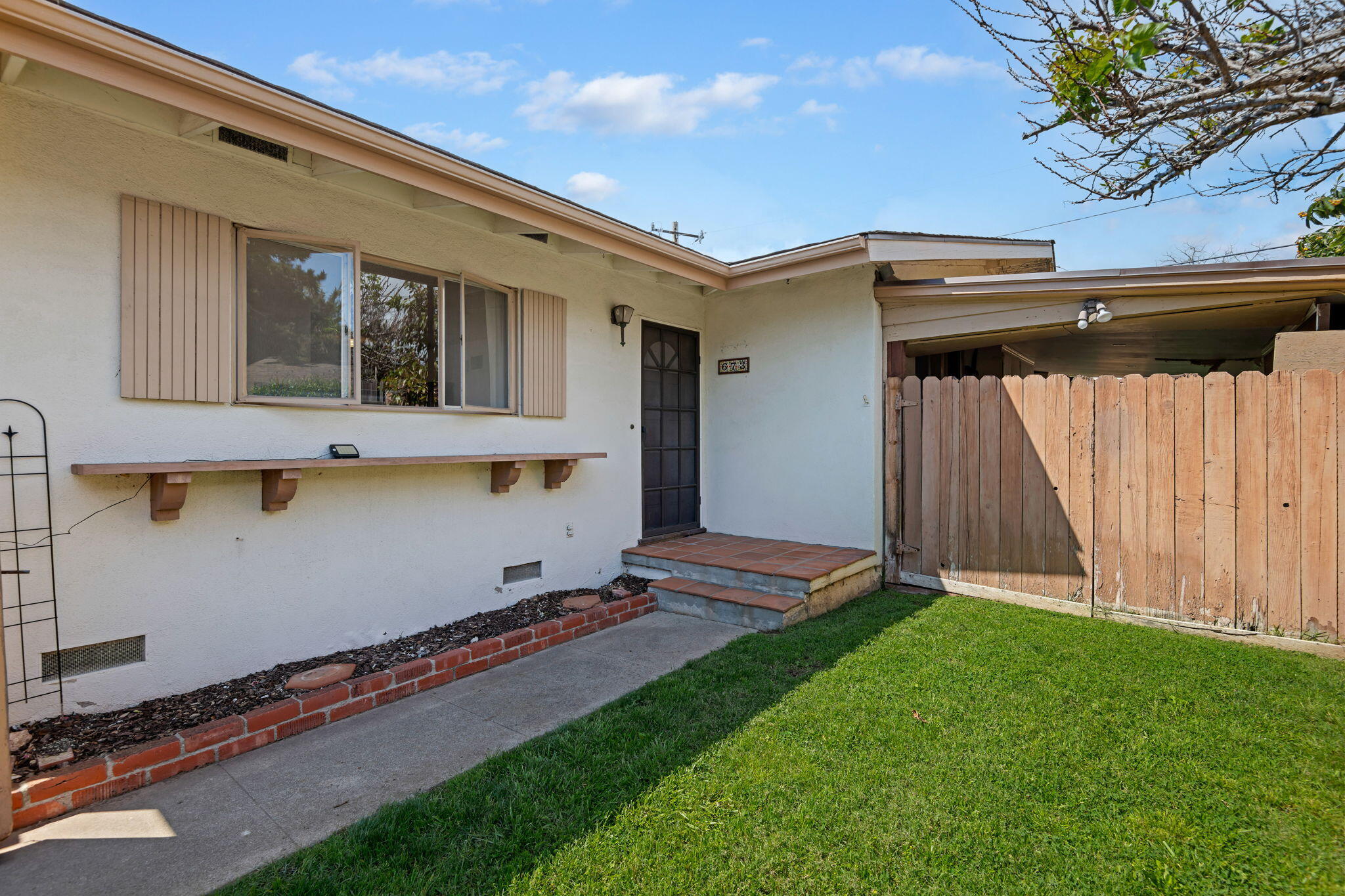 673 Rossmore Road Goleta, CA 93117 - Photo 4 of 25 04-Front Yard