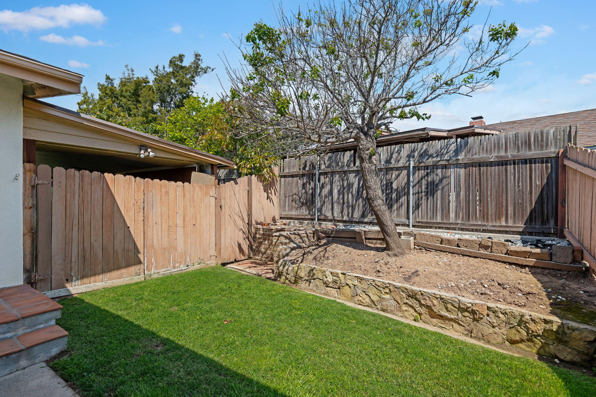 673 Rossmore Road Goleta, CA 93117 - Photo 5 of 25 05-Front Yard