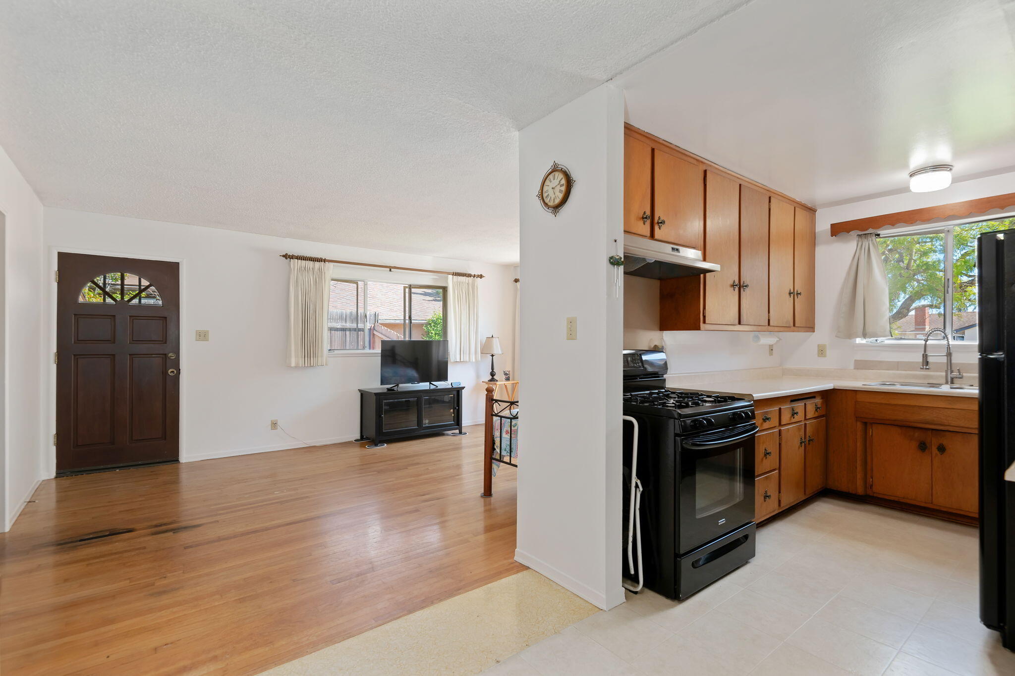 673 Rossmore Road Goleta, CA 93117 - Photo 9 of 25 09-Ktichen - Living Room