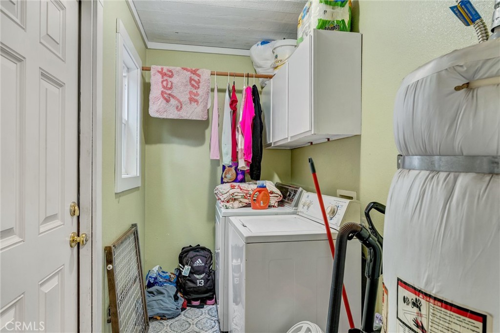 1200 Ivy Street Chico, CA 95928 - Photo 22 of 31 a utility room with dryer and washer