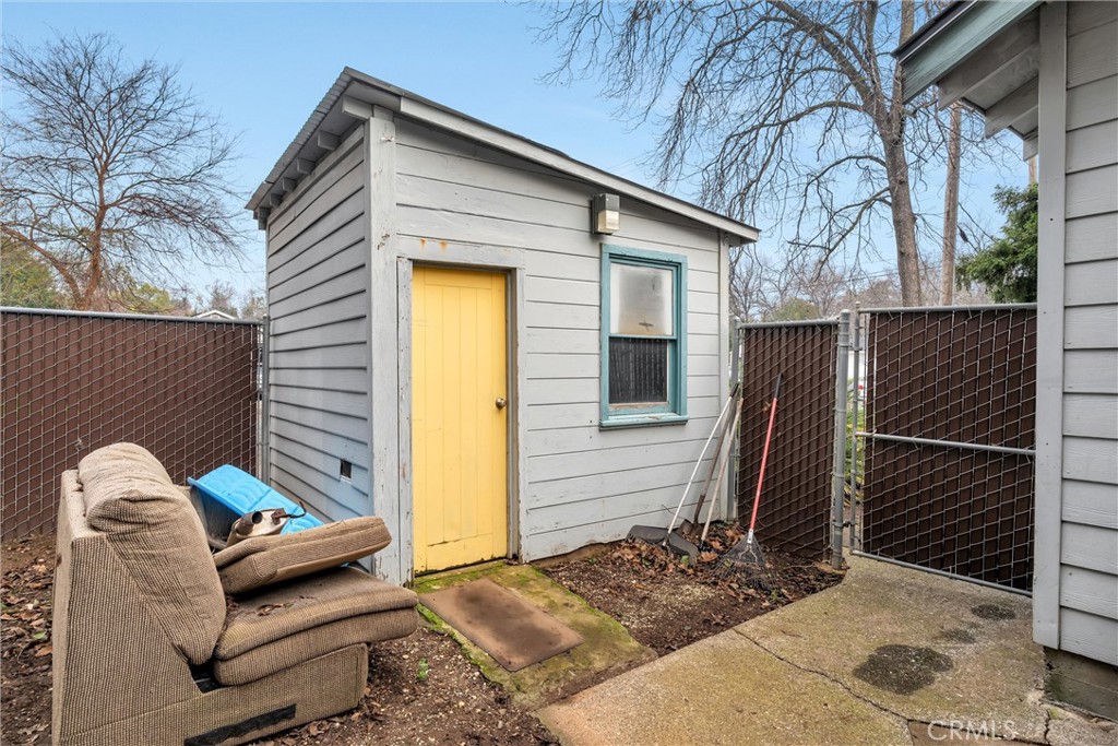 1200 Ivy Street Chico, CA 95928 - Photo 29 of 31 a view of a back yard of the house