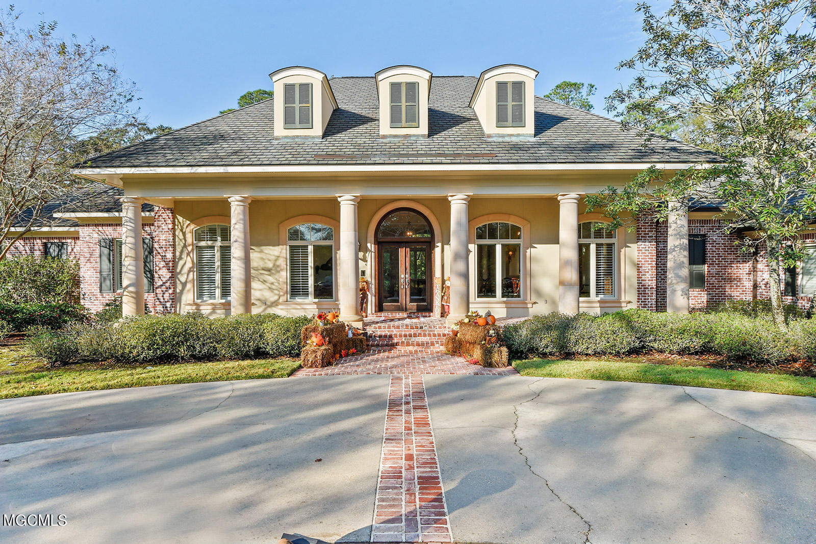 11560 Hillcrest Road Gulfport, MS 39503 - Photo 3 of 36 003_1600x1067_mls_1600x1067