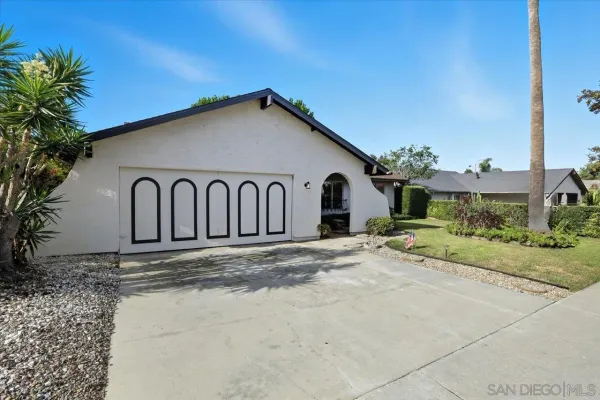 a view of a house with backyard and plants