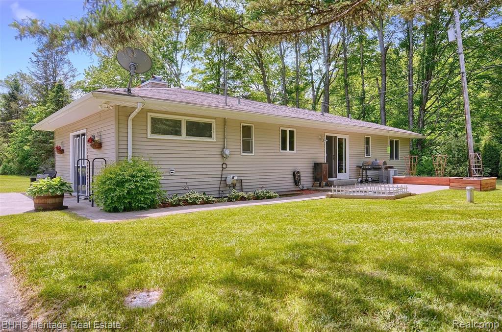 8415 McClements Road Brighton, MI 48114 - Photo 3 of 42