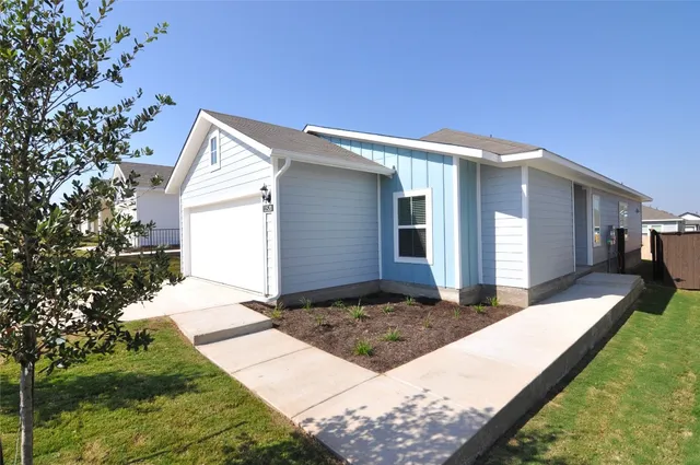 a view of a house with backyard