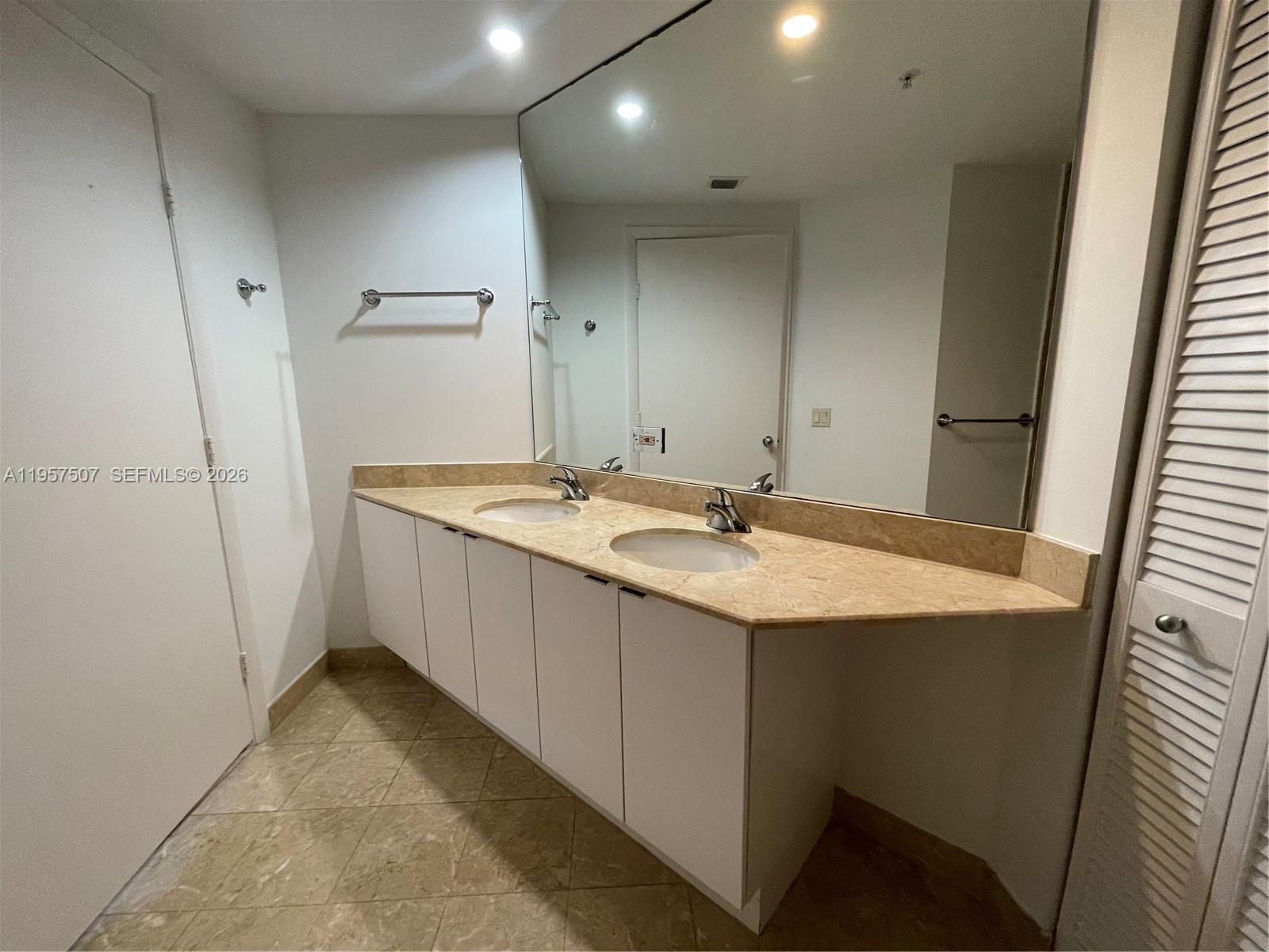 801 Brickell Key Boulevard, Unit 2511 Miami, FL 33131 - Photo 23 of 24