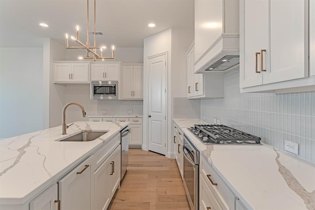 2136 Village Walk Lane Aledo, TX 76008 - Photo 6 of 38 Gas cooking , custom cabinetry