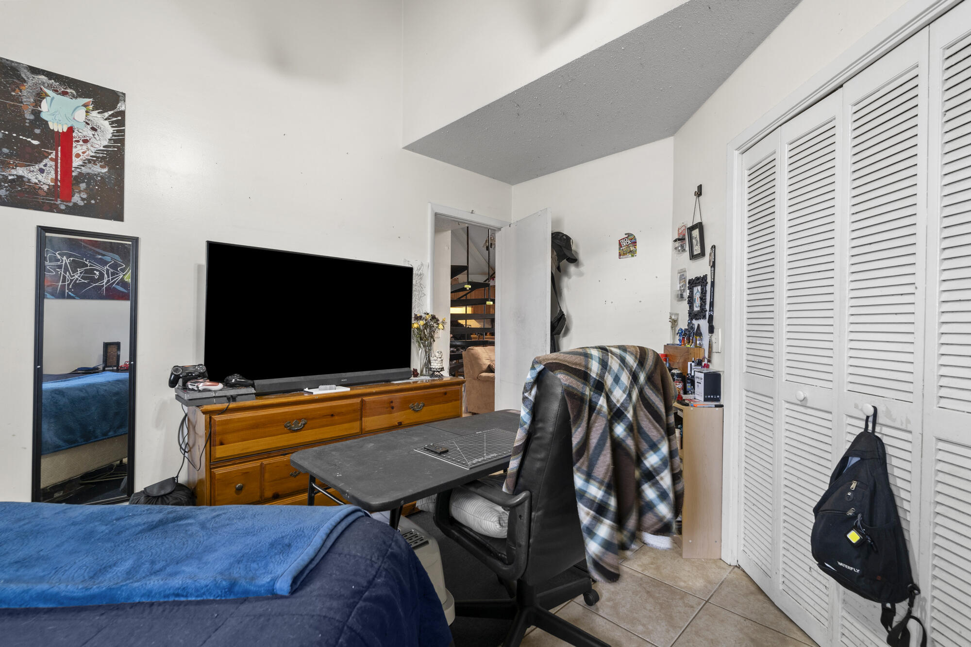 6904 Sea Turtle Circle Navarre, FL 32566 - Photo 13 of 49 a living room with furniture and a flat screen tv