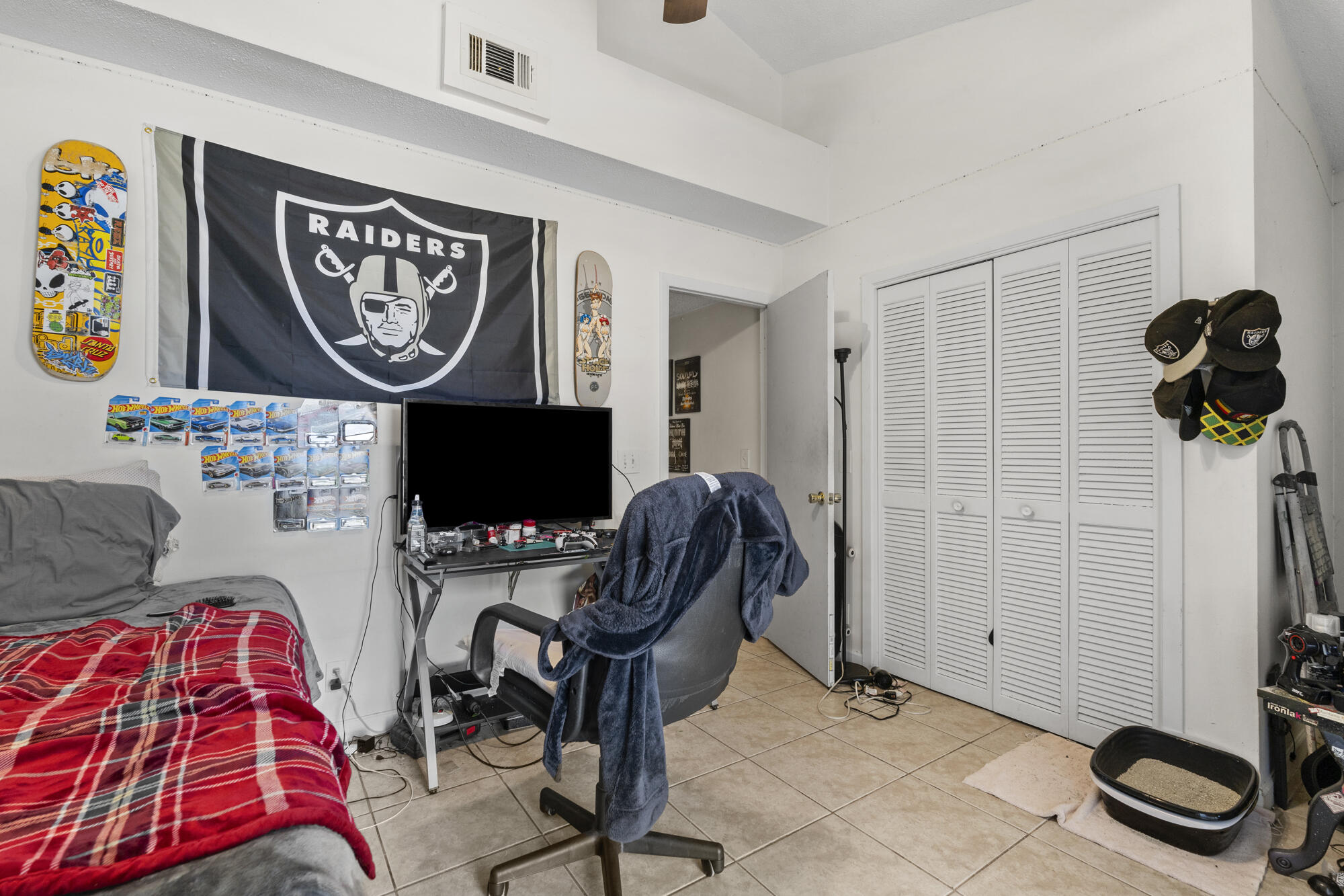 6904 Sea Turtle Circle Navarre, FL 32566 - Photo 16 of 49 a room with furniture and musical instruments