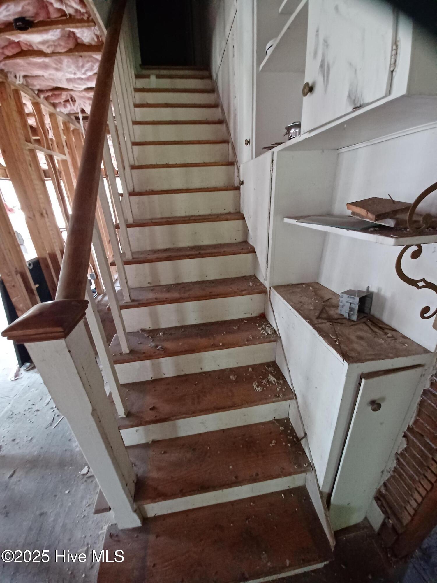 103 Summit Avenue Kinston, NC 28501 - Photo 6 of 9 Stairs
