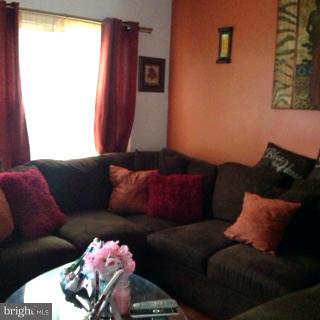 1026 Cameron Road Baltimore, MD 21212 - Photo 4 of 4 Living Room