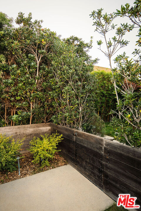 2013 Louella Avenue Venice, CA 90291 - Photo 26 of 26 a view of a garden with an outdoor space