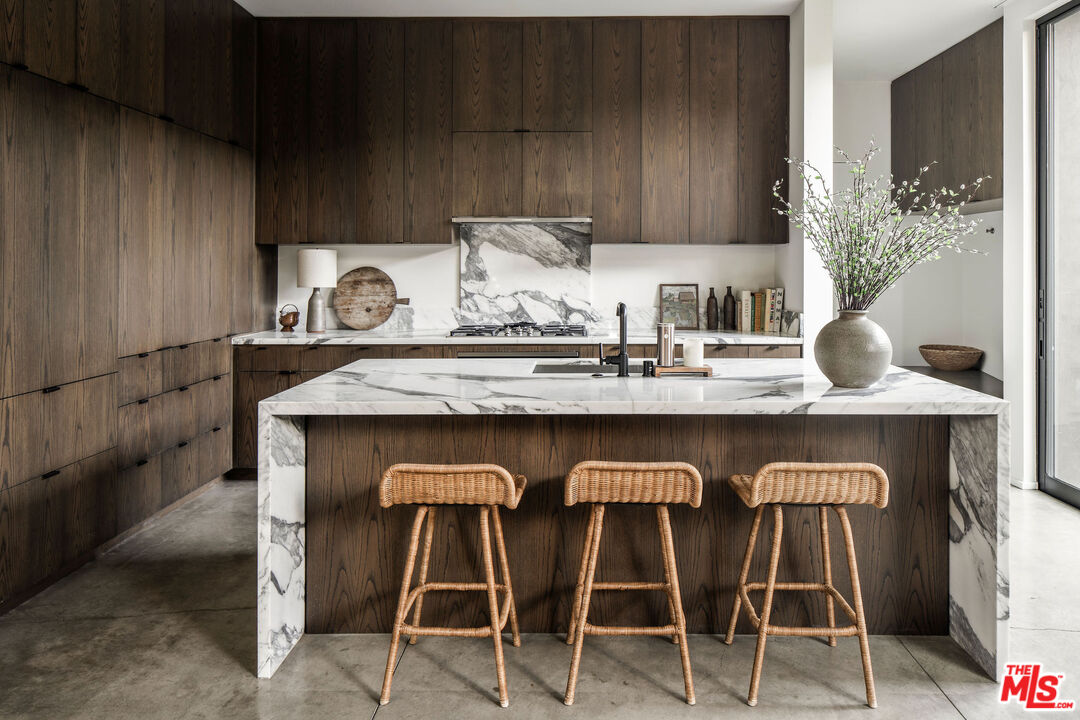 2013 Louella Avenue Venice, CA 90291 - Photo 5 of 26 a table with chairs and cabinets