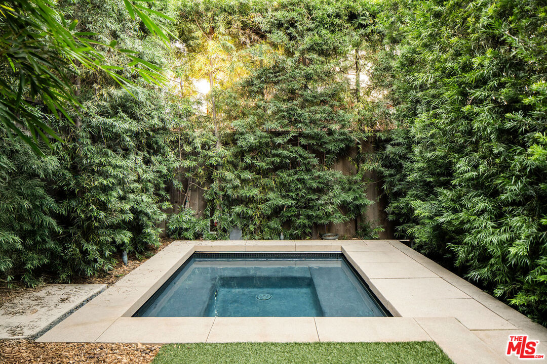 2013 Louella Avenue Venice, CA 90291 - Photo 8 of 26 a view of backyard with green space