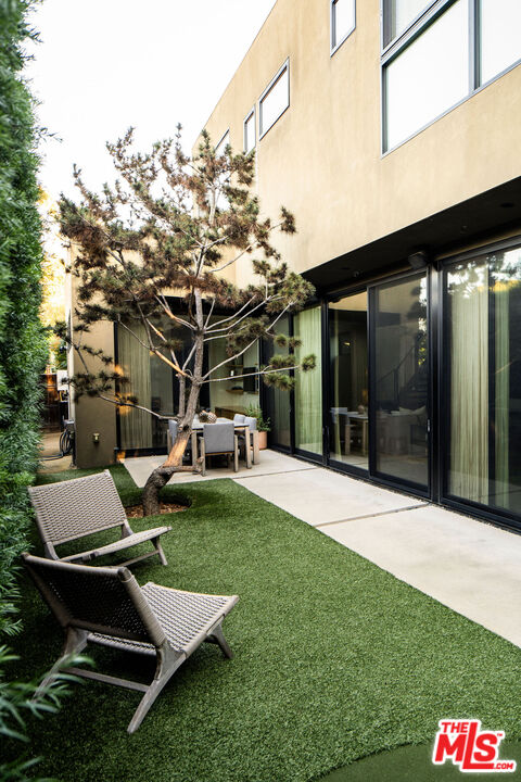 2013 Louella Avenue Venice, CA 90291 - Photo 10 of 26 a view of a backyard with sitting area