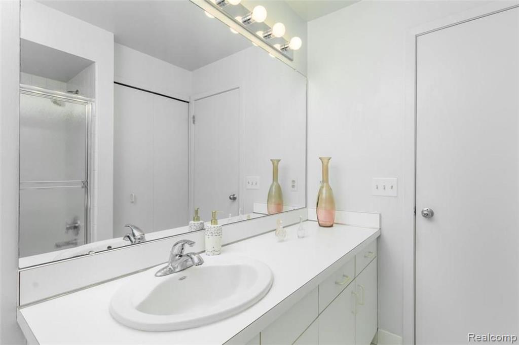 6689 Ridgefield Circle West Bloomfield, MI 48322 - Photo 20 of 30