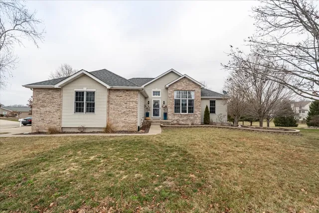 $469,900 | 901 Barbara Drive, Heyworth, IL 61745
