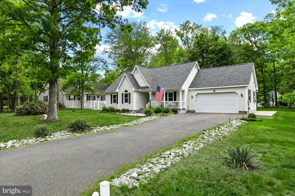 a view of house with garden