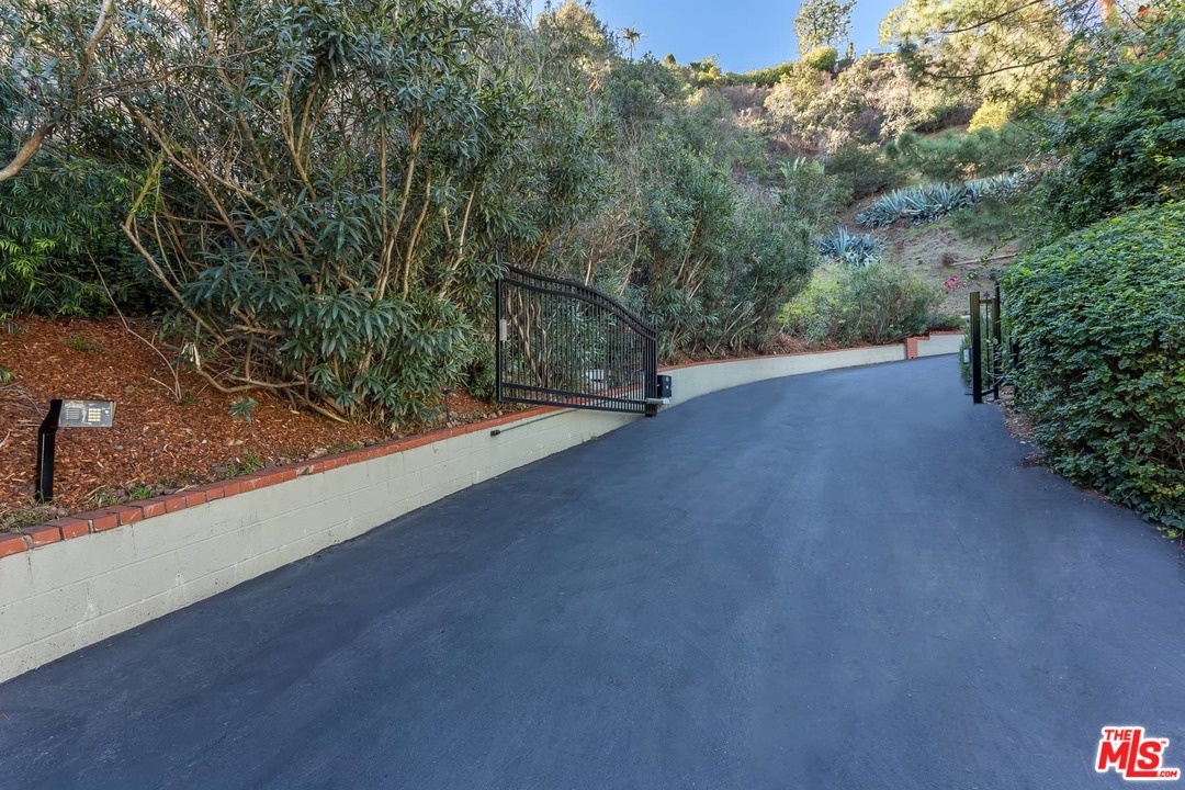 1740 Stone Canyon Road Los Angeles, CA 90077 - Photo 4 of 53