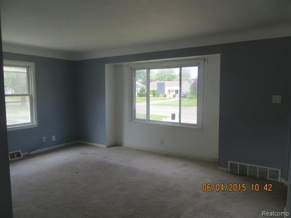 25286 Hayes Road Roseville, MI 48066 - Photo 4 of 15 living room.jpg