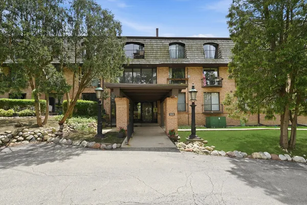$350,000 | 600 West Russell Street, Unit 309, Barrington, IL 60010