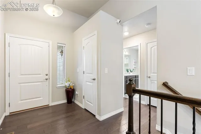 a view of a yard in front of house