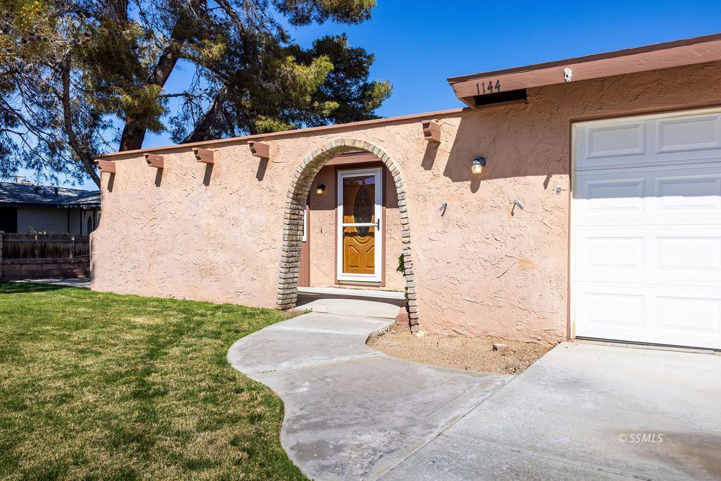 1144 West Benson Avenue Ridgecrest, CA 93555 - Photo 5 of 32 a view of a front of house with a yard
