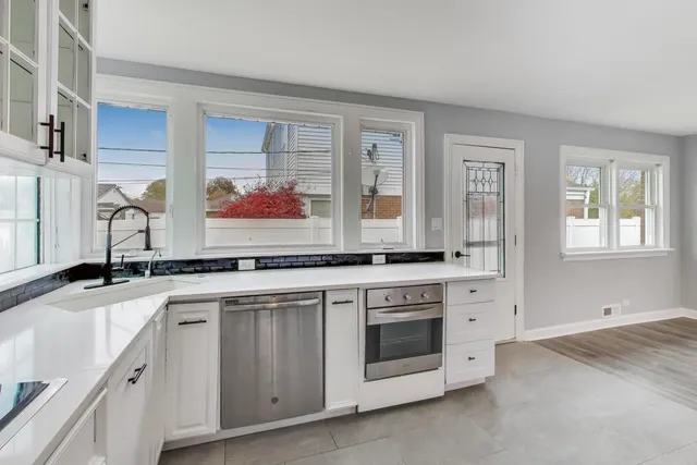 $525,000 | 794 East Lincoln Avenue, Des Plaines, IL 60018