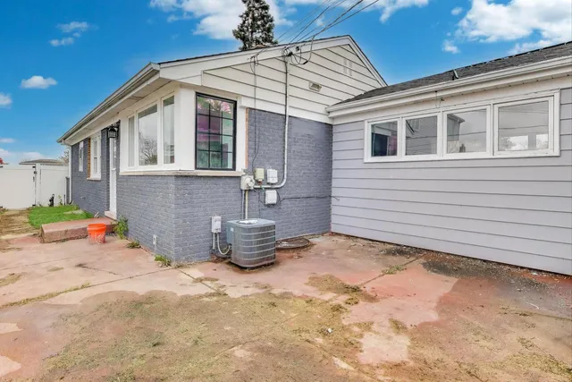 $525,000 | 794 East Lincoln Avenue, Des Plaines, IL 60018