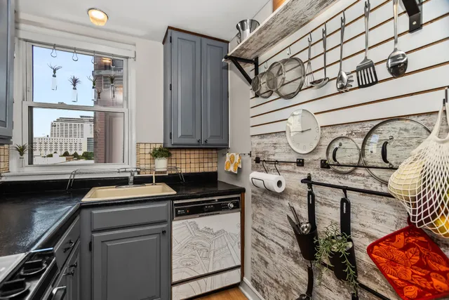 $145,000 | 1585 Ridge Avenue, Unit 506, Evanston, IL 60201